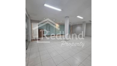 Ruang Usaha di Majapahit , Semarang ( Jo 8460 )