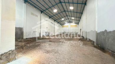Gudang di daerah Wolter Monginsidi , Semarang ( Vn Si 8221 )