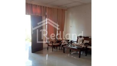 Rumah di Daerah Halmahera , Semarang ( Jo 8913 )