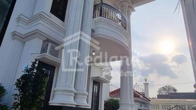 Rumah Mewah di Banyumanik, Semarang, 8 Kamar Tidur, LT 1034m²