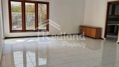 Rumah Elegan di Bukit Sari, Semarang, 5 Kamar Tidur, LT 300m²